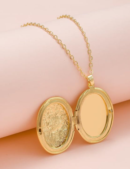 Locket Picture Pendant Heart Necklace,Retro Carved Flower Relief Pattern Oval Center Necklace Souvenir Memorial Clavicle Jewelry for Women - color: silver oval
