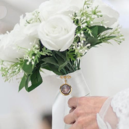 SUPERFINDINGS 2Pcs Wedding Bouquet Photo Charm Bouquet Photo Locket Charms Brass Bridal Brooches Silver Gold Bow Tie Wedding Memorial Brooches Pins Round Glass Photo Frame Pin Brooch for Bridal