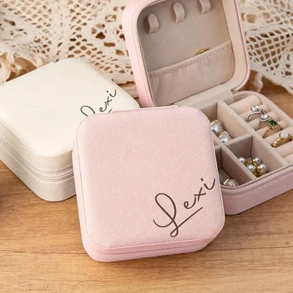 Ajiangwu Bridesmaid Gifts,Custom Travel Jewelry Case for Women,Personalized Small Jewelry Box Mini Teen Girl Gifts Trendy Stuff Jewelry Organizer for Rings, Necklaces, Bracelets - color: Design 3
