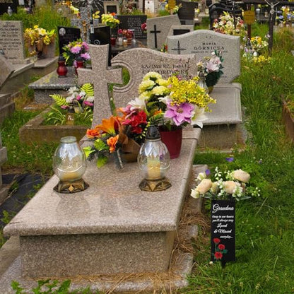 Geosar Grandma Cemetery Vases for Grave Metal Cemetery Grave Flower Vase Memorial Flower Holder with Spike Floral Graveyard Decorations for Burial Ground Lawn Yard Funeral Favors - style: Grandma
